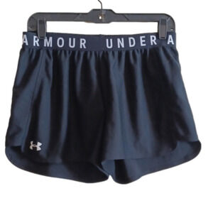 UNDER Armour loose style black and white shorts.Medium.Great used condition.